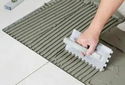 O papel do pó adesivo no adesivo para ladrilhos